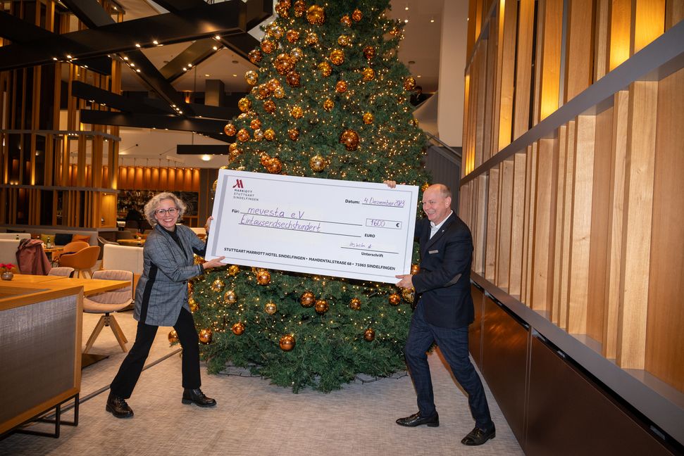 Marriott-Hotelmanager Jörg Kröter bei der Spendenübergabe an Susanne Künschner vom Jugendhilfeverein Mevesta. Bild: Nüßle