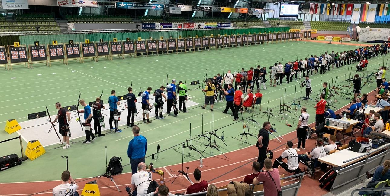 Aufgereiht wie auf einer Perlenschnur: Bogenschützen bei den Deutschen Meisterschaften in Sindelfingen.