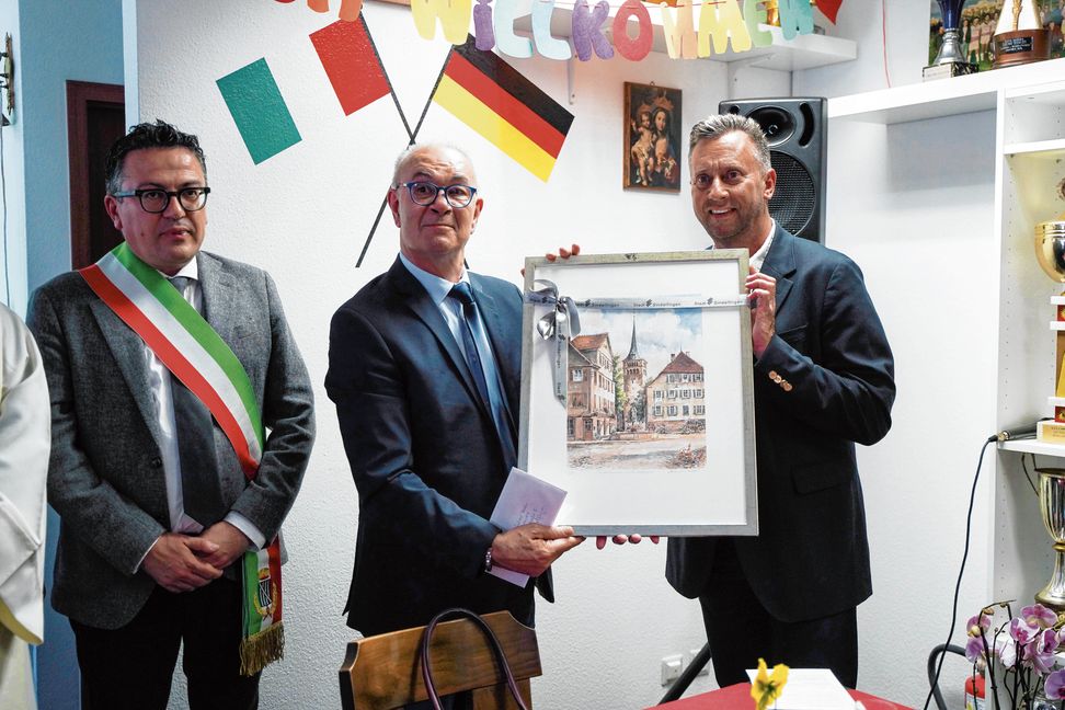 Auf unserem Foto (von links): Giovanni Ferro, Bürgermeister von Mirabella, Vereinsvorsitzender Giuseppe Barbuscia, und Roland Narr vom Sindelfinger Rathaus.