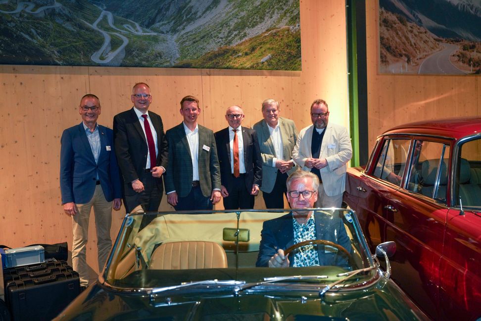 Firmenchef Klaus Hagenlocher (vorne) in seiner Classic Car Lounge auf der Böblinger Hulb mit Hans Dieter Scheerer, Prof. Dr. Thomas Koch, Friedrich Haag, Michael Ziegler, Norbert Haug und Dr. Christian Jung (von links).