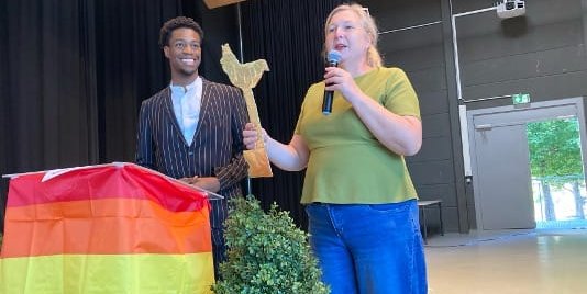 Schulleiterin Stefanie Bermanseder bei der Schlüsselübergabe an den gewählten Präsidenten Richards Ole.