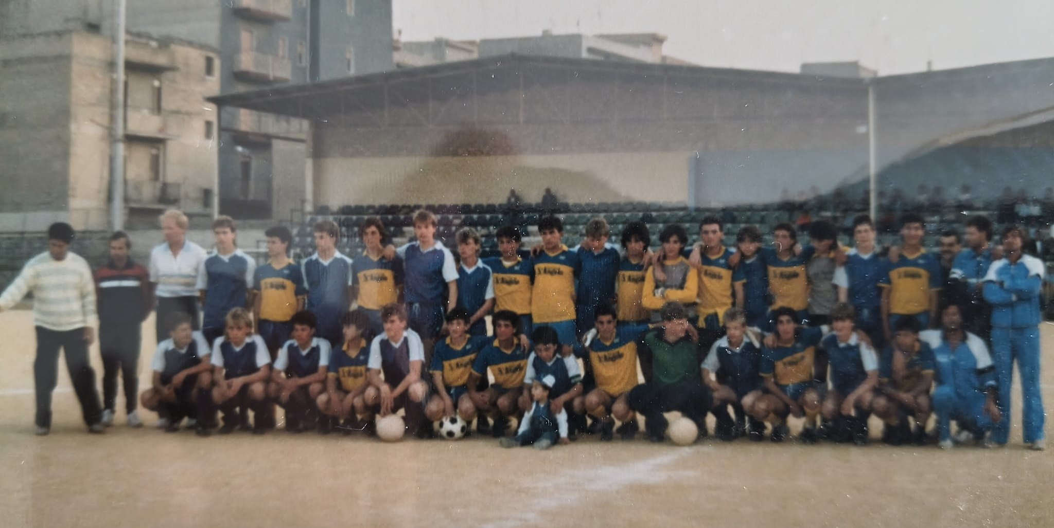 Toller Abend in Licata: Auch im Heimatdorf der Eltern von Domenico Vicari gab es vor 41 Jahren ein Fußballspiel. "Dome" kniet vorne in der MItte, davor sein kleiner Bruder Angelo. Dirk Haizmann, der die Fotos an die Redaktion schickte, ist vorne der Dritte von rechts.
