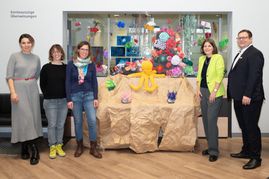 Evelyn Schmitz, Simone Wörn (Mazzo-Inn, Mirjam Müller (Schulsozialarbeitern) und Schulleiterin Michaela Ruckdäschel (beide Bodelschwinghschule) und Holger Stäbler, stellvertretender Beratungscenterleiter Kreissparkasse Sindelfingen.