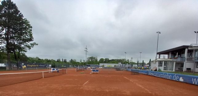 Die dunklen Wolken über der Tennis-Anlage des VfL Sindelfingen passen zur aktuellen Situation.
