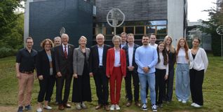 Gemeinsames Gruppenbild: Umweltministerin Thekla Walker (vorne, vierte von links) mit politischen Entscheidungsträgern, Professoren und Studierenden. Bild: Krauter