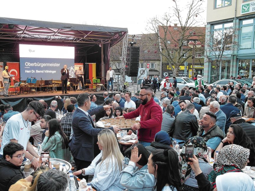 Zum zweiten Mal gab es auf dem Sindelfinger Marktplatz ein gemeinsames Fastenbrechen im Rahmen des muslimischen Fastenmonats Ramadan.
