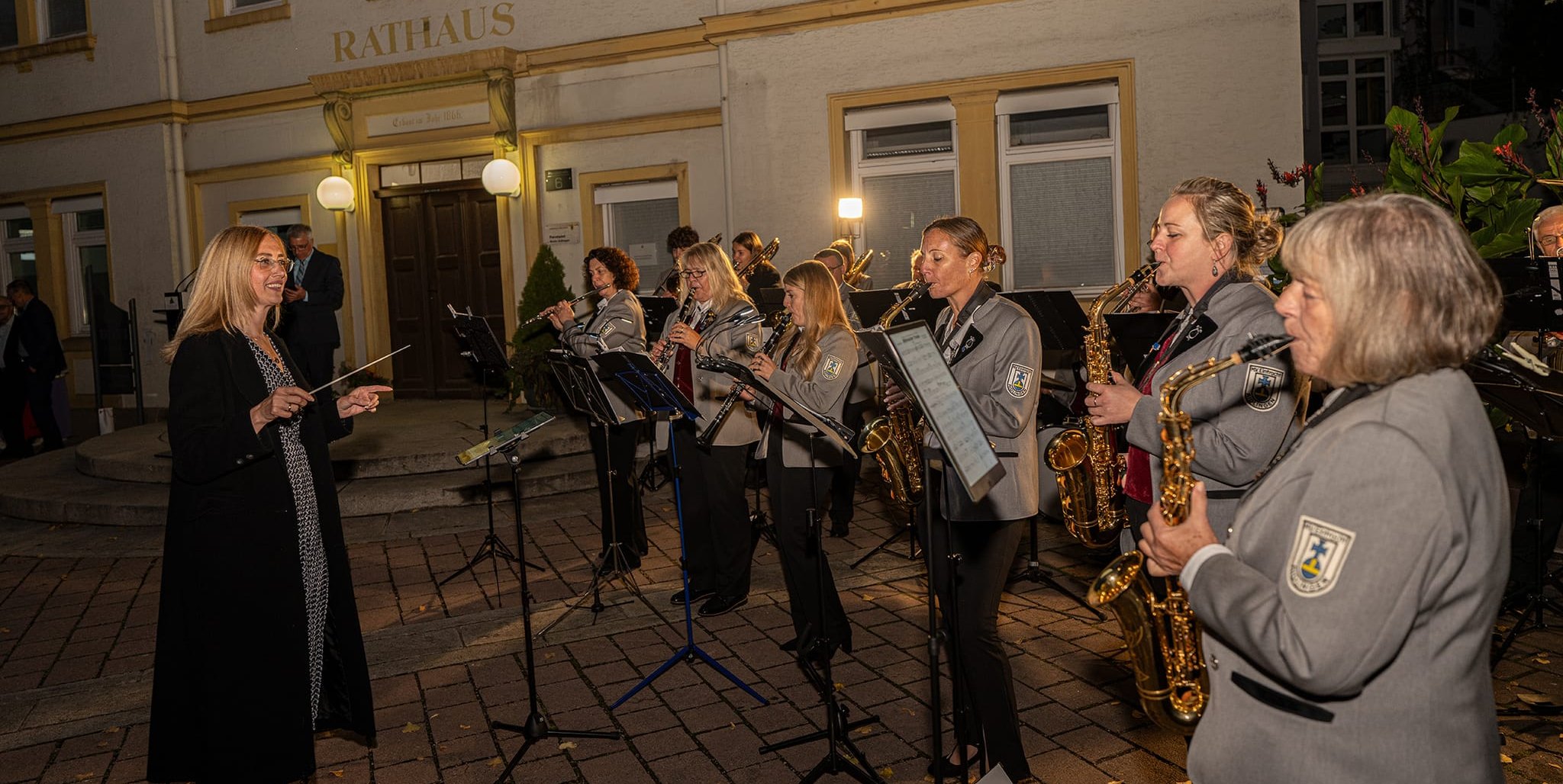 Die neue Bürgermeisterin von Aidlingen, Helena Österle, dirigiert den Musikverein.
