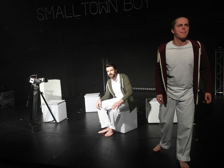 Obwohl "Small Town Boy" keine Protagonisten im klassischen Sinn präsentiert, kommt den von Daniel Fix (links) und Nils Weber gespielten Figuren, die sowohl unter dem Namen der Darsteller als auch unter fiktiven Bezeichnungen agieren, eine zentrale Rolle bei der Inzenierung des Vereins "Junge Bühne Sindelfingen" zu. Bild: Staber