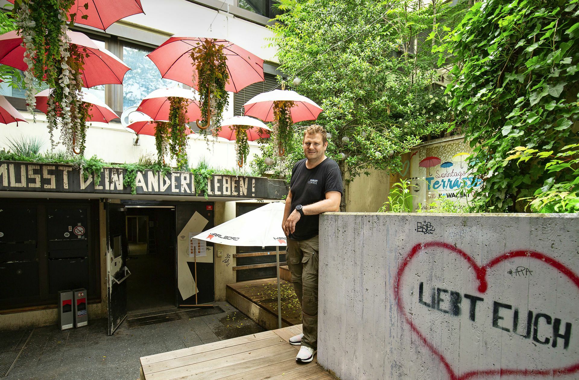 Mladen Behtan auf einer der Terrassen des Kowalski, der Club bleibt vorerst zu, Bewirtung findet in den Außenbereichen statt.
 Foto: Lichtgut/Leif Piechowski