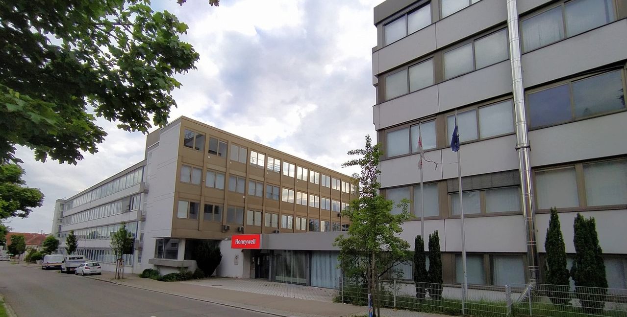 Das ehemalige Honeywell-Gelände  in der Schönaicher Ortsmitte wird abgerissen und mit Wohnungen bebaut. Bild: Reichert