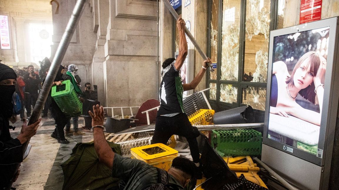 Bei den Krawallen wurden nach Angaben der Polizei mehrere Dutzend Menschen verletzt.