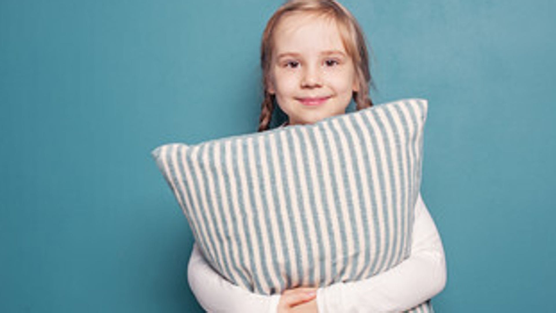 Ganz schön ausgeschlafen: Wenn Eltern keine Handys über Nacht im Zimmer dulden, schlafen Kinder  mehr – und erreichen sogar bessere Schulergebnisse