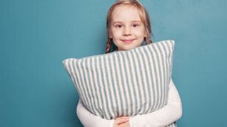 Ganz schön ausgeschlafen: Wenn Eltern keine Handys über Nacht im Zimmer dulden, schlafen Kinder mehr – und erreichen sogar bessere Schulergebnisse