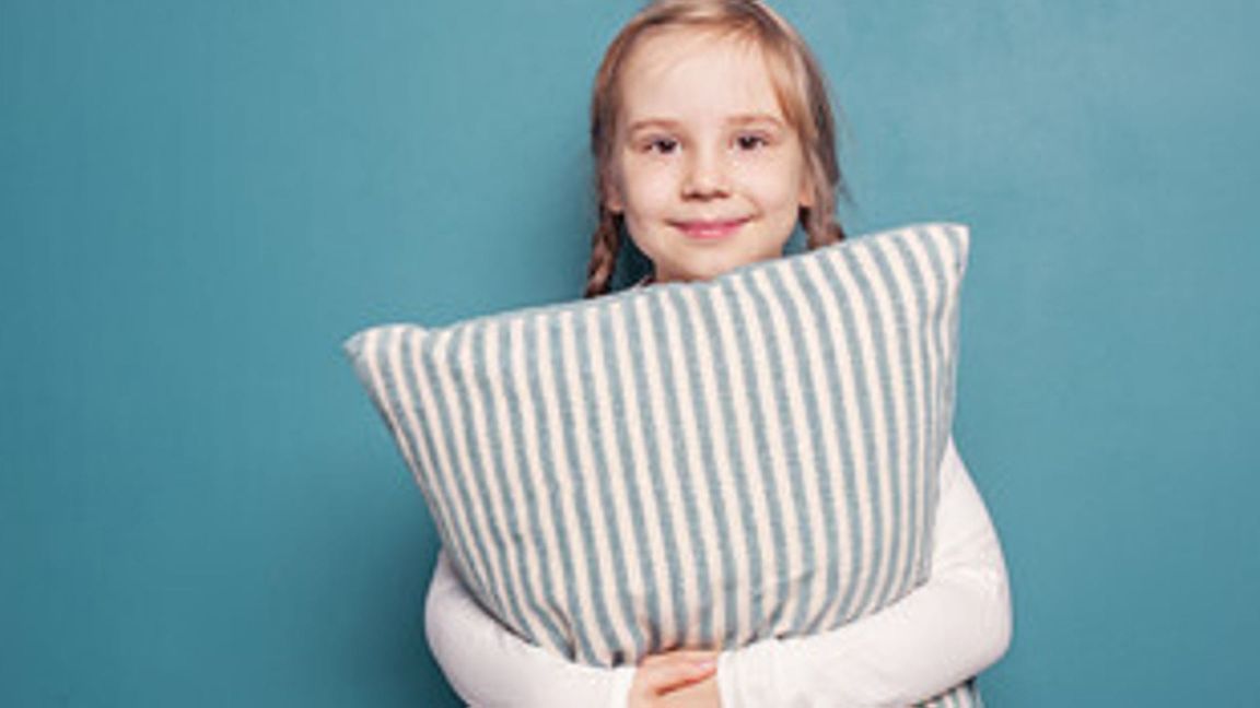 Ganz schön ausgeschlafen: Wenn Eltern keine Handys über Nacht im Zimmer dulden, schlafen Kinder  mehr – und erreichen sogar bessere Schulergebnisse