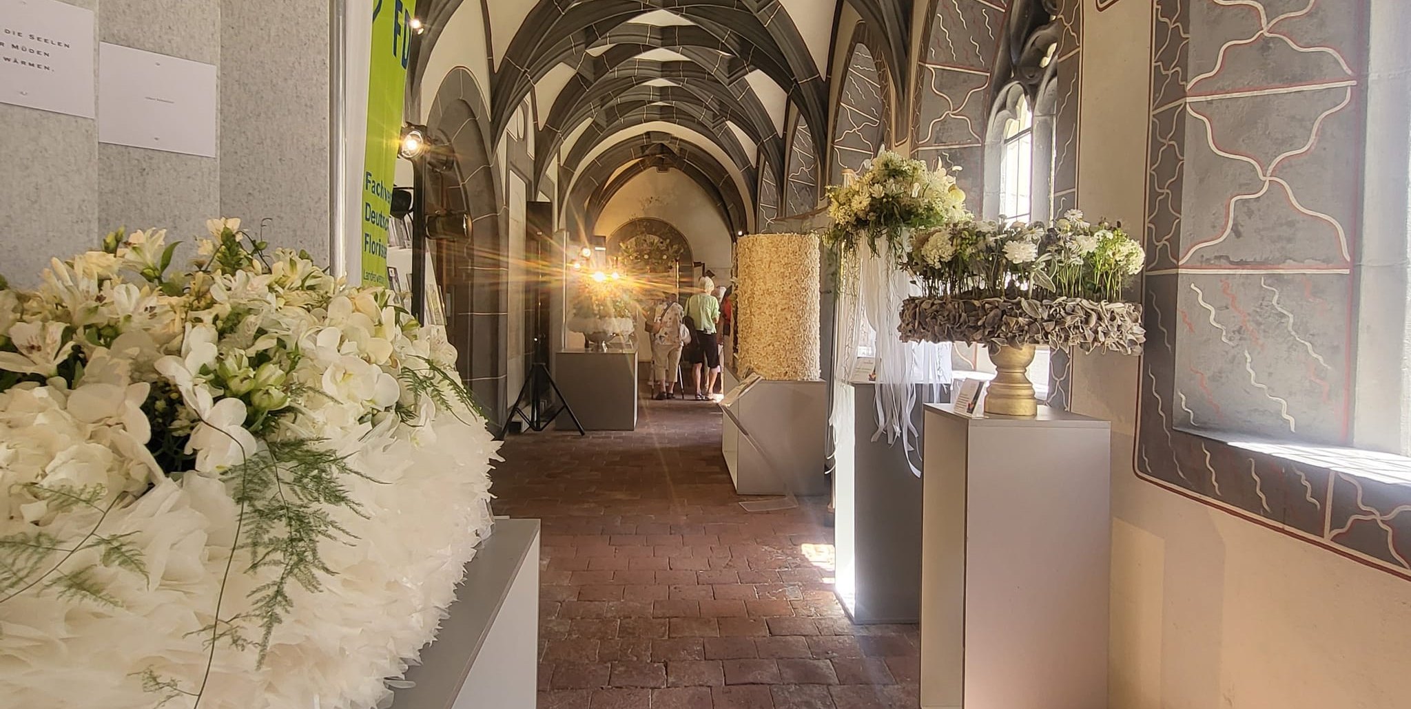 Die wechselnde Blumenschau im Kreuzgang der Basilika St. Vitus.