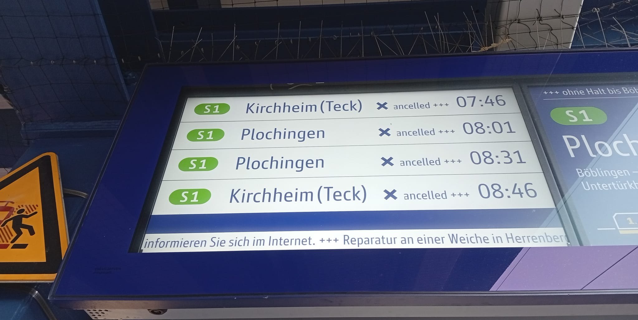 „Cancelled“: In Herrenberg fuhren rund 90 Minuten lang keine S-Bahnen mehr. Die auf der Anzeigentafel ausgesparte Verbindung um 8.16 Uhr ist ebenfalls ausgefallen.