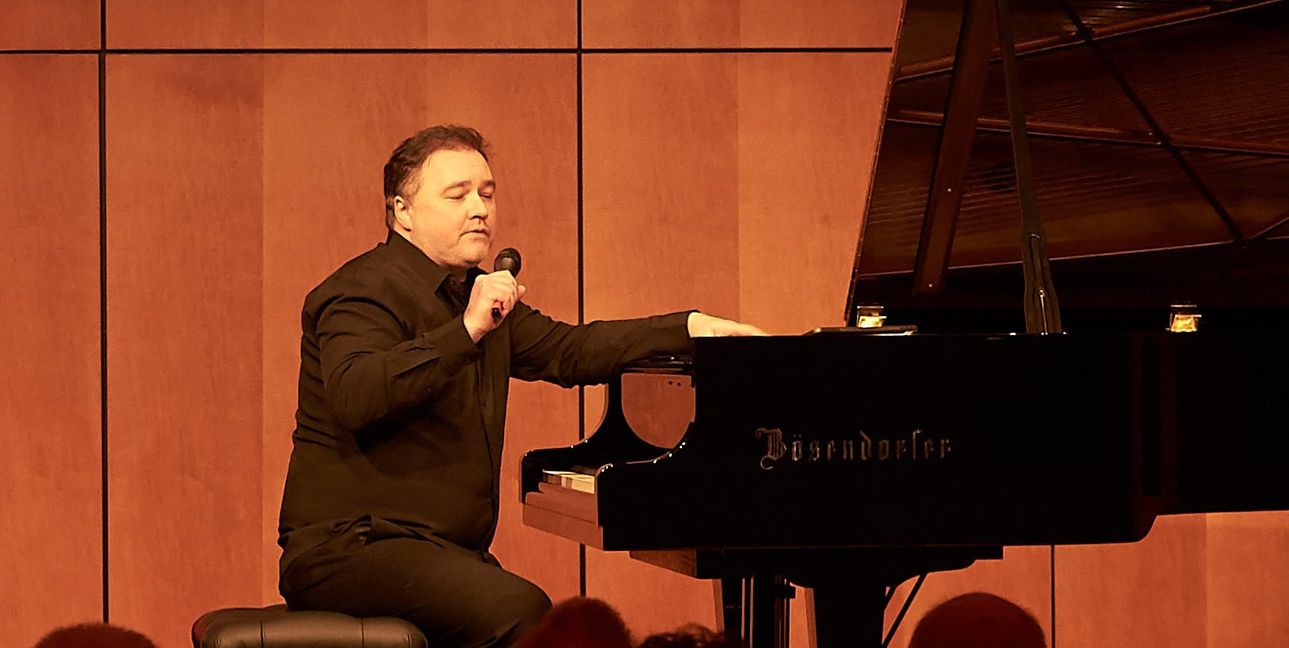 Eugène Mursky moderierte sein Programm selbst vom Flügel aus.