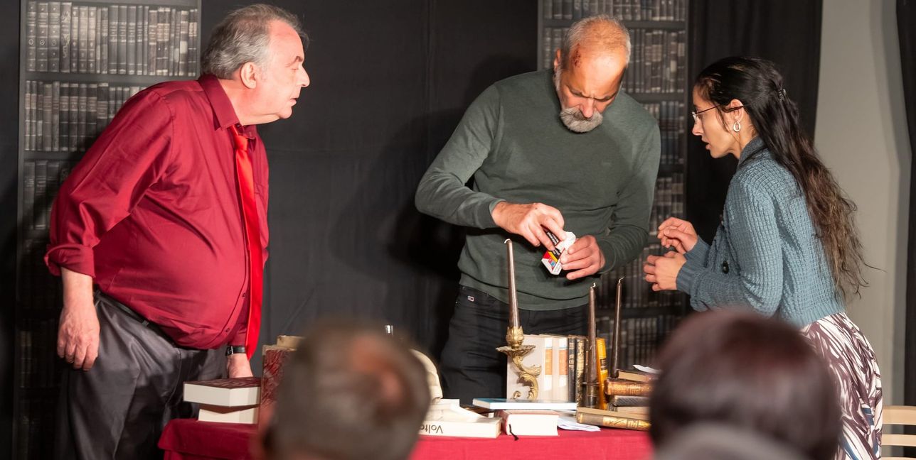 Texte von Erich Kästner, William Shakespeare, Judith Hermann und Wilhelm Busch kommen zu Gehör bei der szenischen Lesung rund ums Thema Eifersucht im Sindelfinger Theaterkeller. Im roten Hemd: Karsten Spitzer.