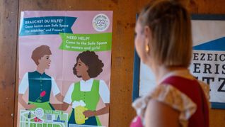 Der "Safe Space" wirbt unter anderem mit Plakaten und Flyern (Archivbild).