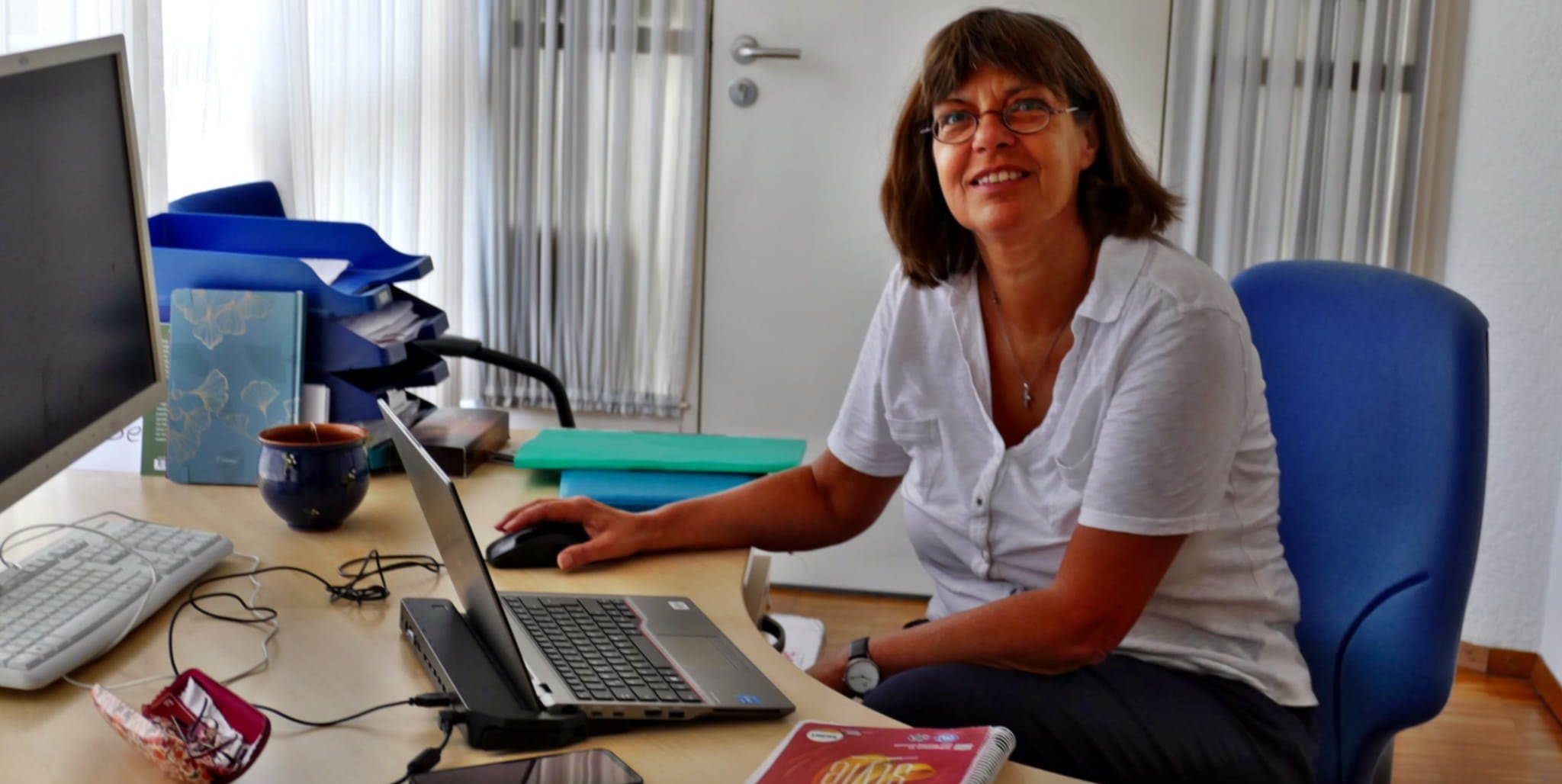 Uschi Buck an ihrem  Schreibtisch.