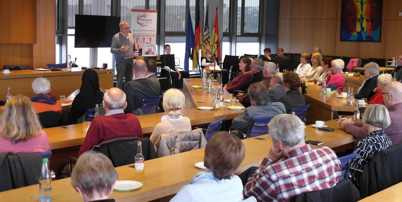 Moderiert von Organisator Peter Renelt (am Pult) hat mit der Preisverleihung im großen Sitzungssaal des Landratsamts Böblingen die 35. Auflage des Schreibwettbewerbs des Kreisseniorenrats ihren Abschluss gefunden.Bilder: Staber