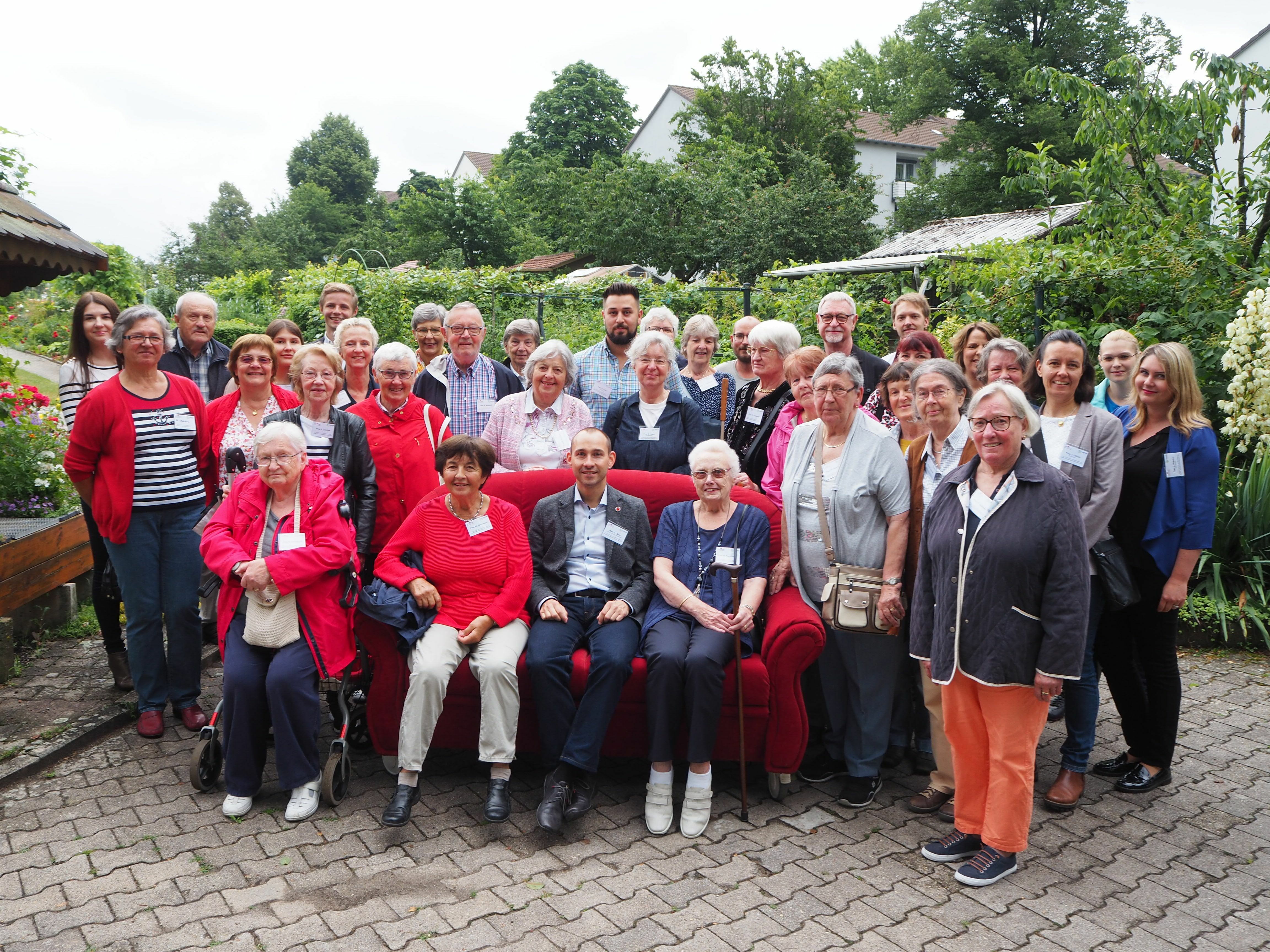 Böblingens Oberbürgermeister Dr. Stefan Belz inmitten der Teilnehmer beim "Ergebnisworkshop" im Stadtteil Grund.           Bild: Weeber+Partner