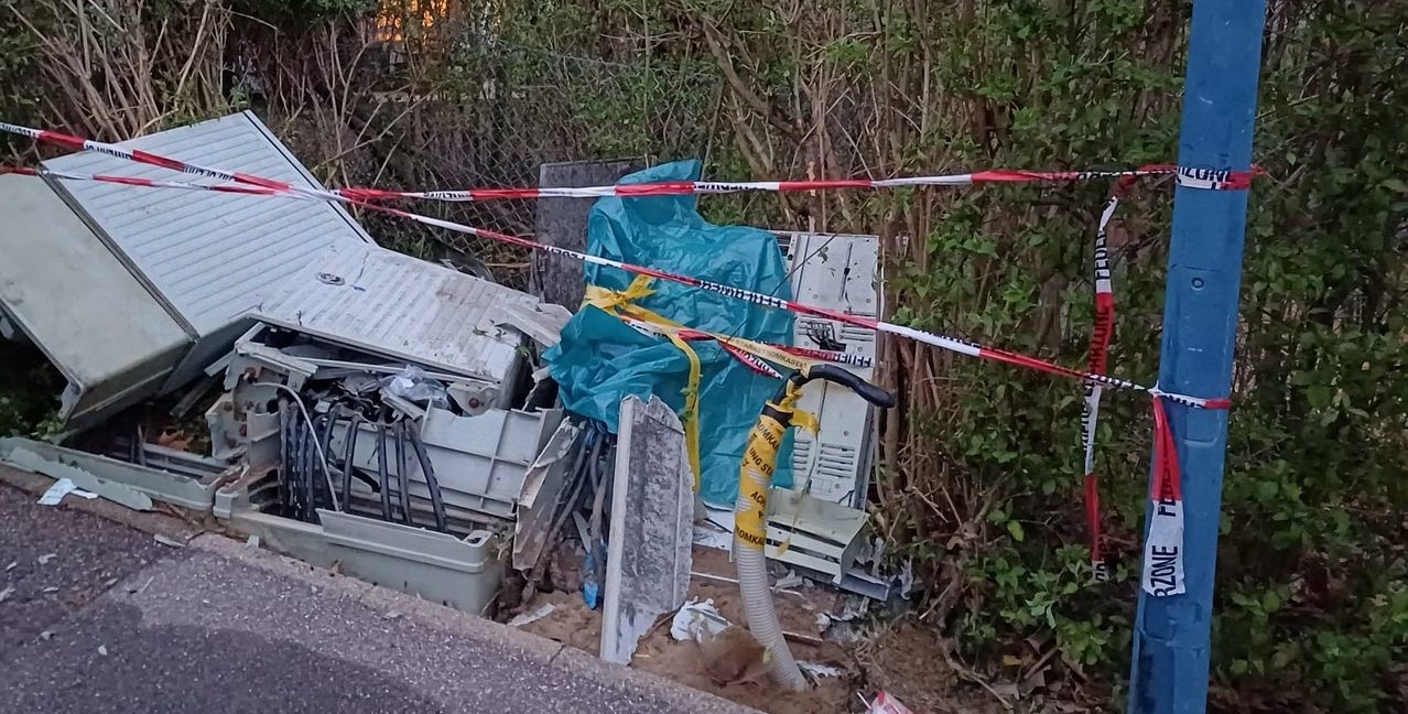 Durch den Unfall wurden mehrere Verteilerkästen beschädigt, deshalb ist die Straßenbeleuchtung im Gebiet „Im Seele“ ausgefallen.