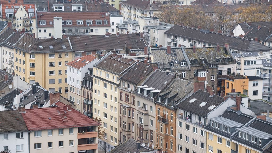 Für viele Menschen ist die monatliche Miete eine Last (Symbolbild)