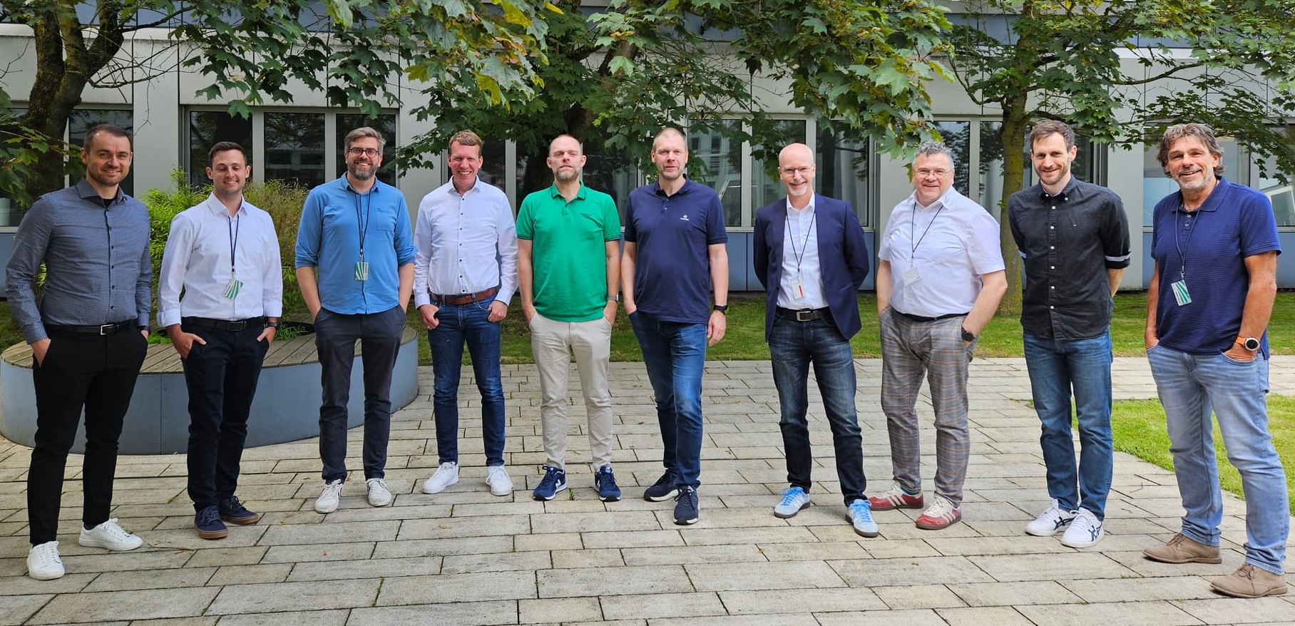 Jörg Veit, Geschäftsführer Personal der Holzgerlinger Elektro Breitling GmbH (dritter von rechts), freut sich über den Start der Projektgruppe am Fraunhofer IML in Dortmund.