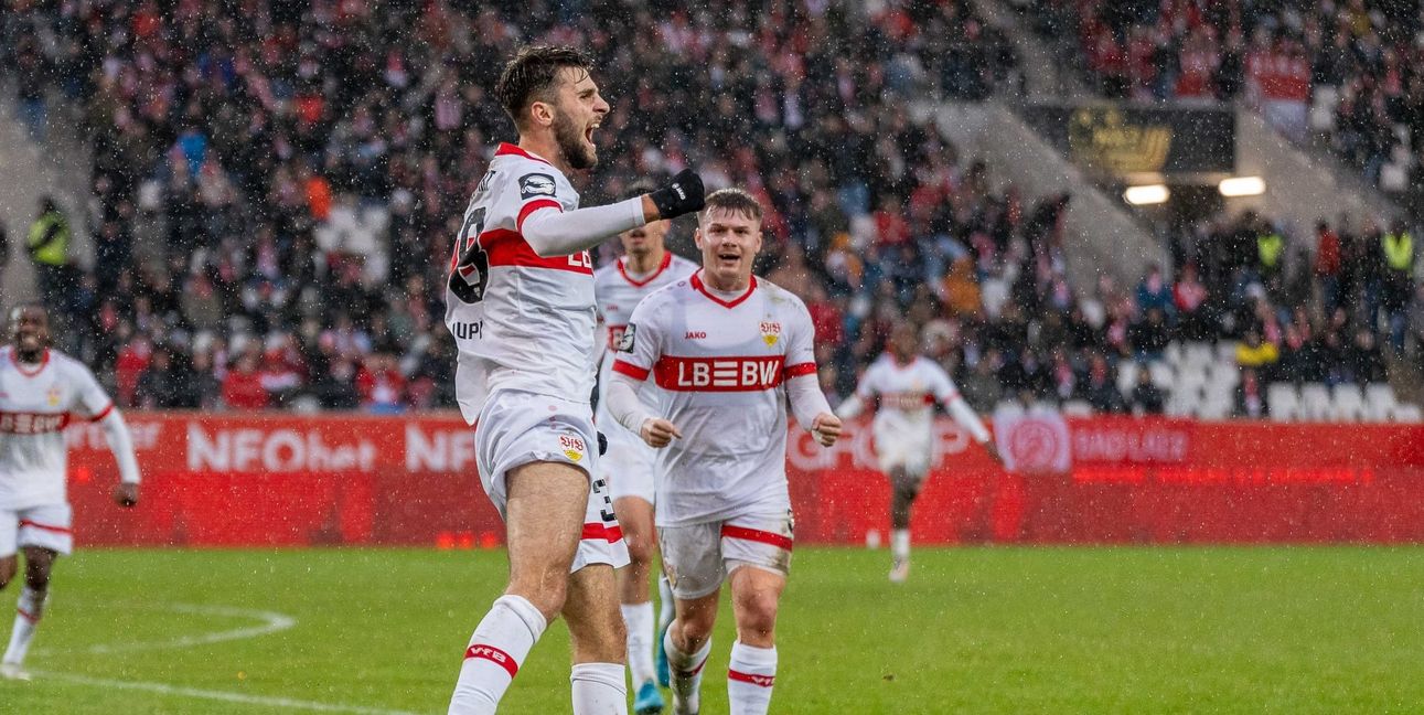 Eliot Bujupi (links) bejubelt seinen Treffer zum zwischenzeitlichen 1:1 des VfB Stuttgart II im Spiel bei Rot-Weiß Essen.