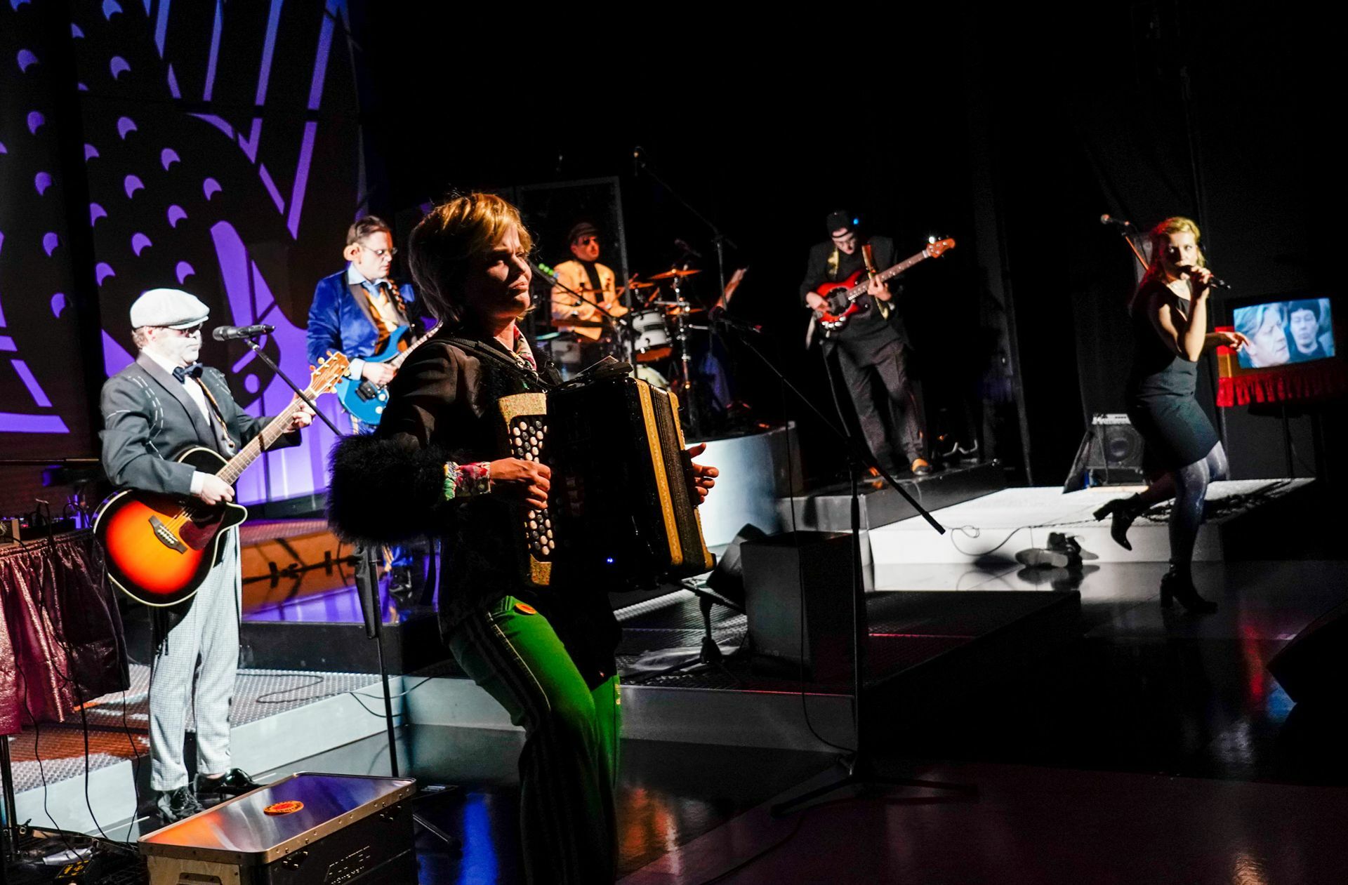 Szene aus dem Stück „Irgendwie Irgendwo Irgendwann“  – eine Art inszeniertes Konzert als Hommage an die achtziger Jahre wurde vor Publikum aufgeführt. Foto: TMetz / LTT