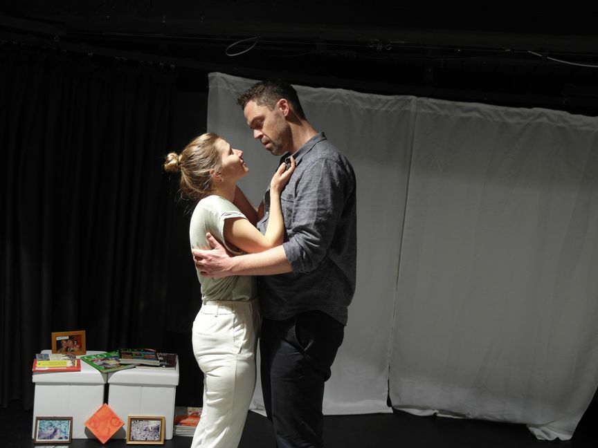 Laura Fetzer und Christoph Diefenthal bringen in Christine Binders Inszenierung des Theaterstücks "Sprengsätze" von Roland Hüve mit "Sie" und "Er" ein mysteriöses Paar auf die Bühne, derem Dialoge grundlegende Parameter ihrer Libesaffäre verhandeln, deren Zusammenhang mit den parallel auf die Bühne des Theaterkellers Sindelfingen gebrachten Monologe von fünf Selbstmord-Attentätern zunächst unklar ist.   Bild: Staber