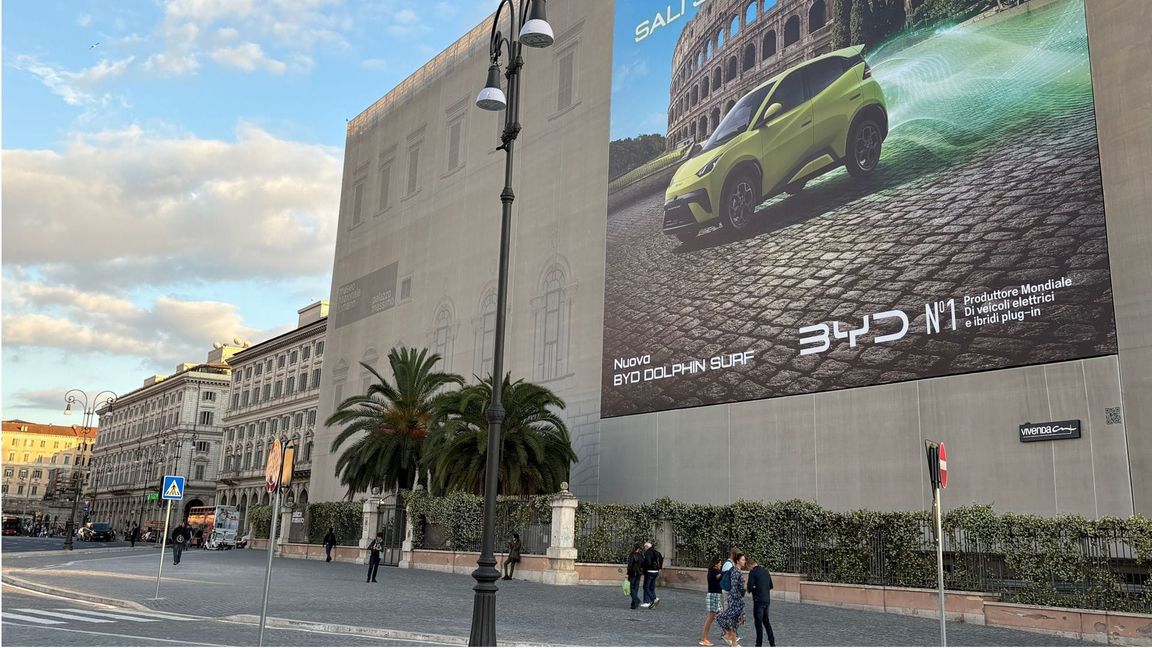 Große Werbung zur Großoffensive: BYD wirbt in Rom für den Dolphin Surf.