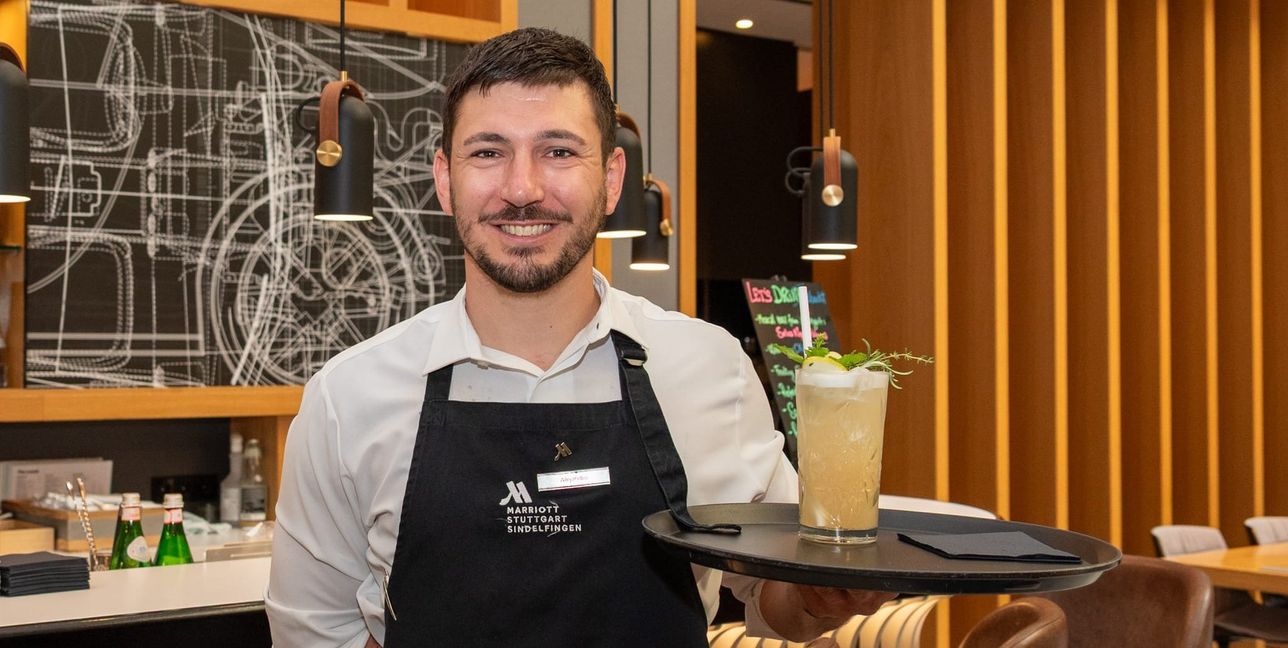 Alejandro Lopez serviert den Mocktail „Pear Holunder“.