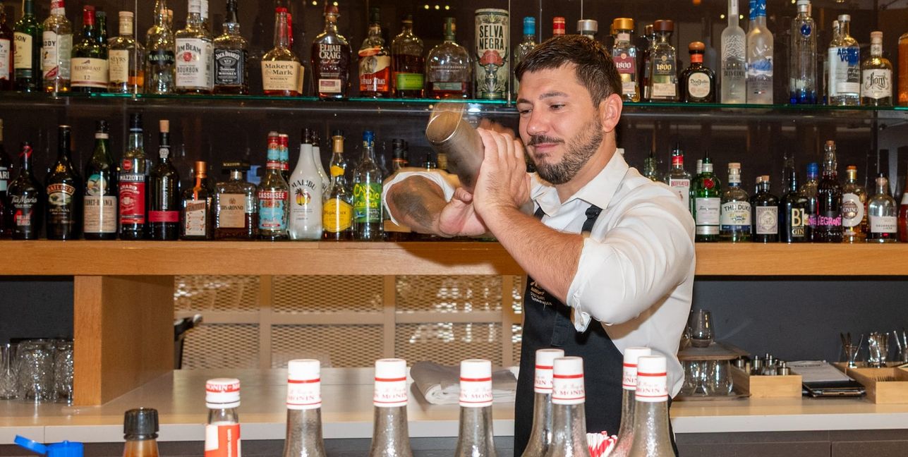 Barkeeper Alejandro Lopez schätzt den Umgang mit den Gästen.