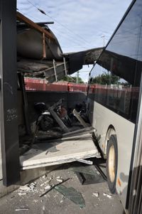 Die Werkfeuerwehr sichert das Dach. Bild: Klemm