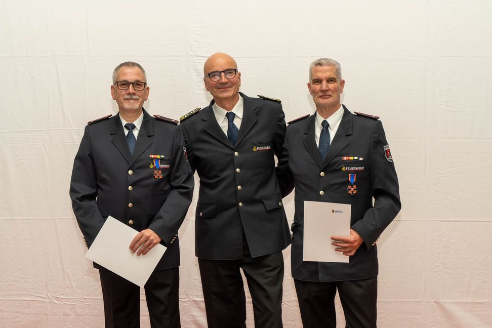 Auszeichnung mit dem Ehrenkreuz des Deutschen Feuerwehrverband in Bronze: Ralf Schlaier und Frank Schlaier von der Feuerwehr Sindelfingen. In der Mitte Kommandant Rainer Just.