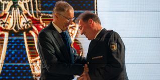 Auszeichnung mit dem Ehrenkreuz des Deutschen Feuerwehrverband in Bronze: Ralf Schlaier, Komandant Rainer Just und Frank Schlaier von der Feuerwehr Sindelfingen.
