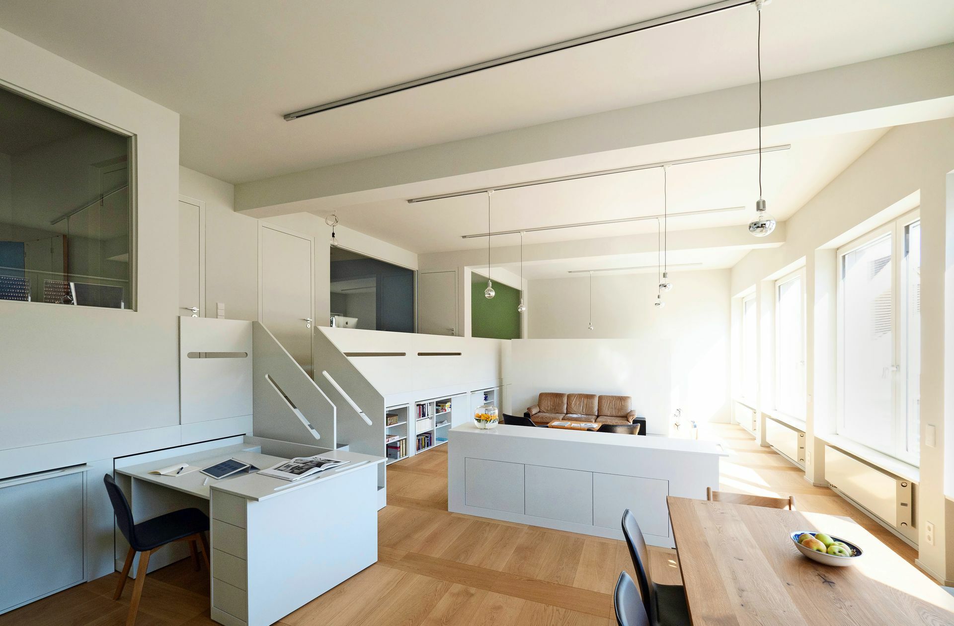. . . und nach der Sanierung ein Zuhause für eine fünfköpfige Familie. Geplant wurde der Umbau durch Astrid Kirchner, Architektin, und Felix Becker, Innenarchitekt, von Studio 211 in Stuttgart.