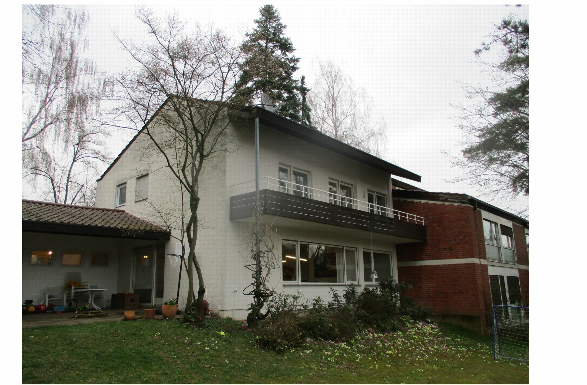 Sanieren statt abreißen hilft Co2 zu sparen. Und wichtig ist auch, aus einem Haus eventuell einmal zwei Wohnungen machen zu können. Eine vierköpfige Familie wartete über ein Jahr darauf, das alte Wohnhaus aus den 1960ern in Gerlingen kaufen und sanieren zu können. So sah es vorher aus. . .