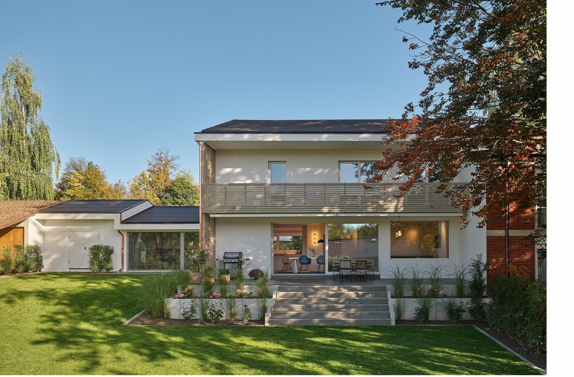 . . . und so nach der Sanierung durch den Stuttgarter Architekten Thilo Holzer. Nun kann man vom Wohnzimmer direkt in den Garten – und der kleine Wohnteil links  nebenan wurde so umgebaut, das er jederzeit als Einzimmerapartment nutzbar ist, wenn die Kinder mal aus dem Haus sind. Küchenzeile und Badezimmer sind schon vorhanden.