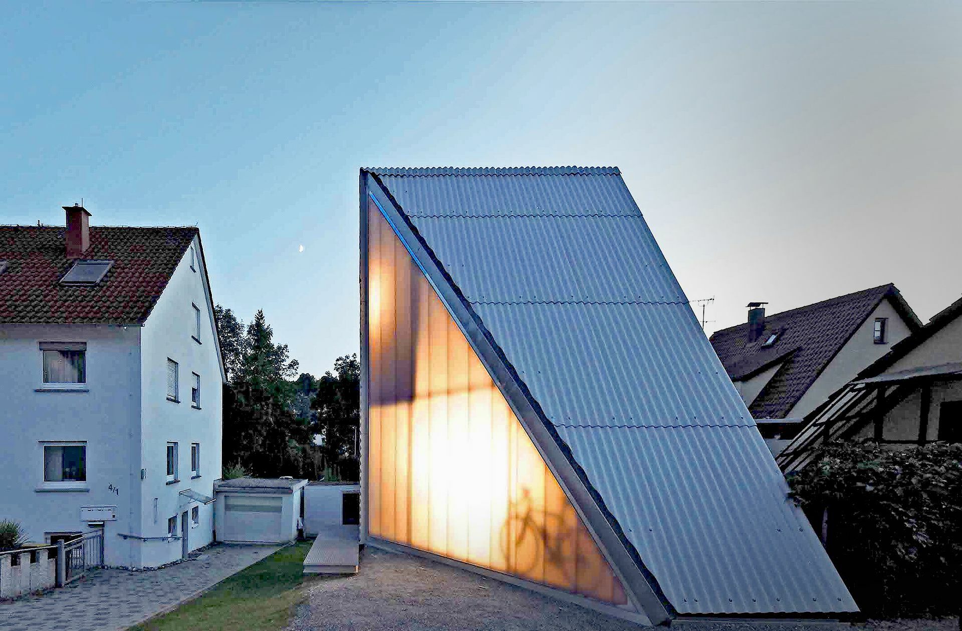 Lücken in Wohngebieten füllen, auch das ist ein nachhaltiger Ansatz beim Bauen  – wie hier bei diesem von dem Architekt Thomas Sixt Finckh geplanten Einfamilienhaus auf einem Grundstück, das eigentlich ein Carport werden sollte.