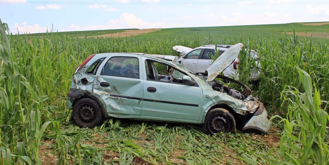 Die Autos sind völlig kaputt.