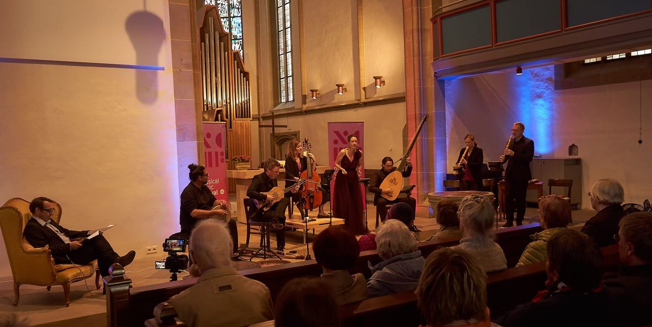 Das Ensemble Cembaless führte eine Händel-Oper mit Boris Aljinovic (links, sitzend) als Erzähler auf.