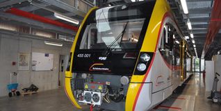 Die gelb-weißen Wagen sollten eigentlich ab Sommer 2025 auf den Schienen in den Kreisen Böblingen und Tübingen problemlos fahren.