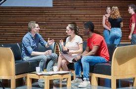 Prof. Dr. Christian Decker (links) im Gespräch mit Studierenden des Studiengangs Digital Business Engineering am Herman Hollerith Zentrum. 	Bild: z