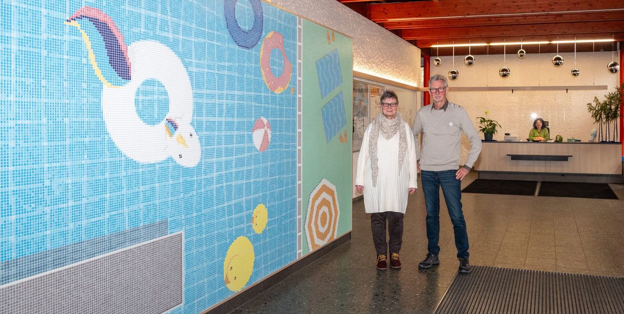 Ende 2024 erhielt das Bad einen neuen Eingangsbereich. Fördervereinsvorsitzender Dr. Alfred Kuhne und die Architektin Andrea Sporer zeigen die Neugestaltung.
