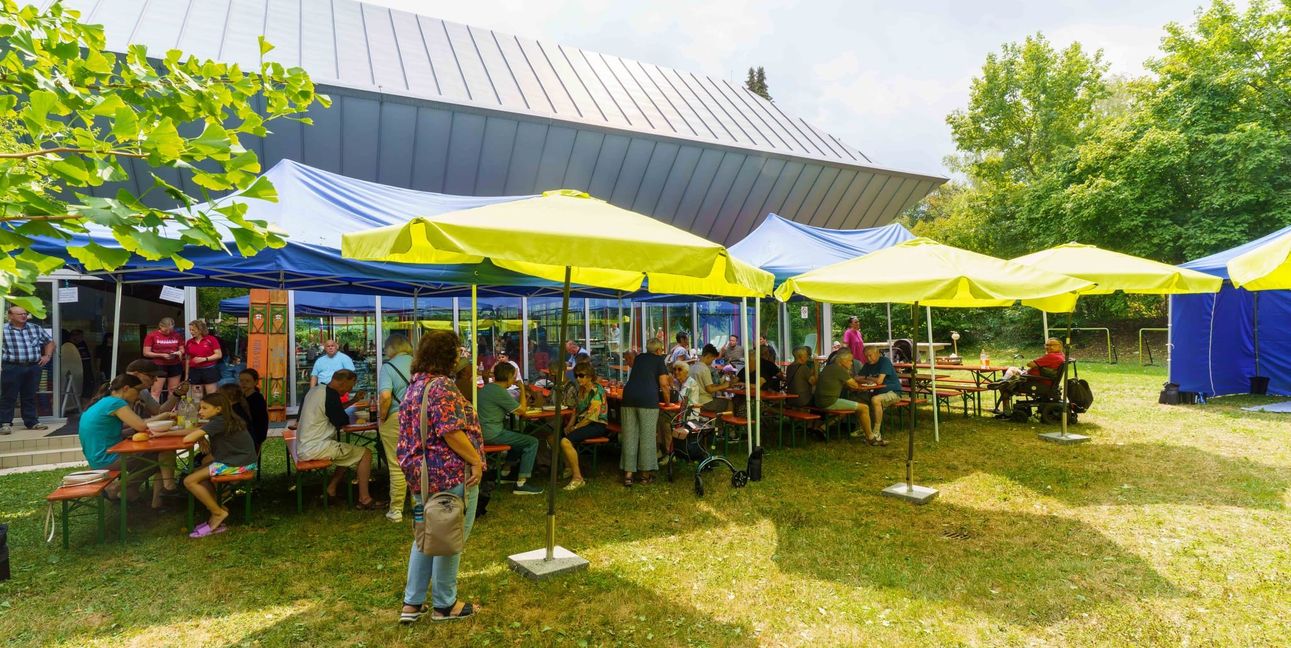 Zahlreiche Besucher feierten am 1. August 2026 gemeinsam das 50-jährige Bestehen des Gartenhallenbads Maichingen.