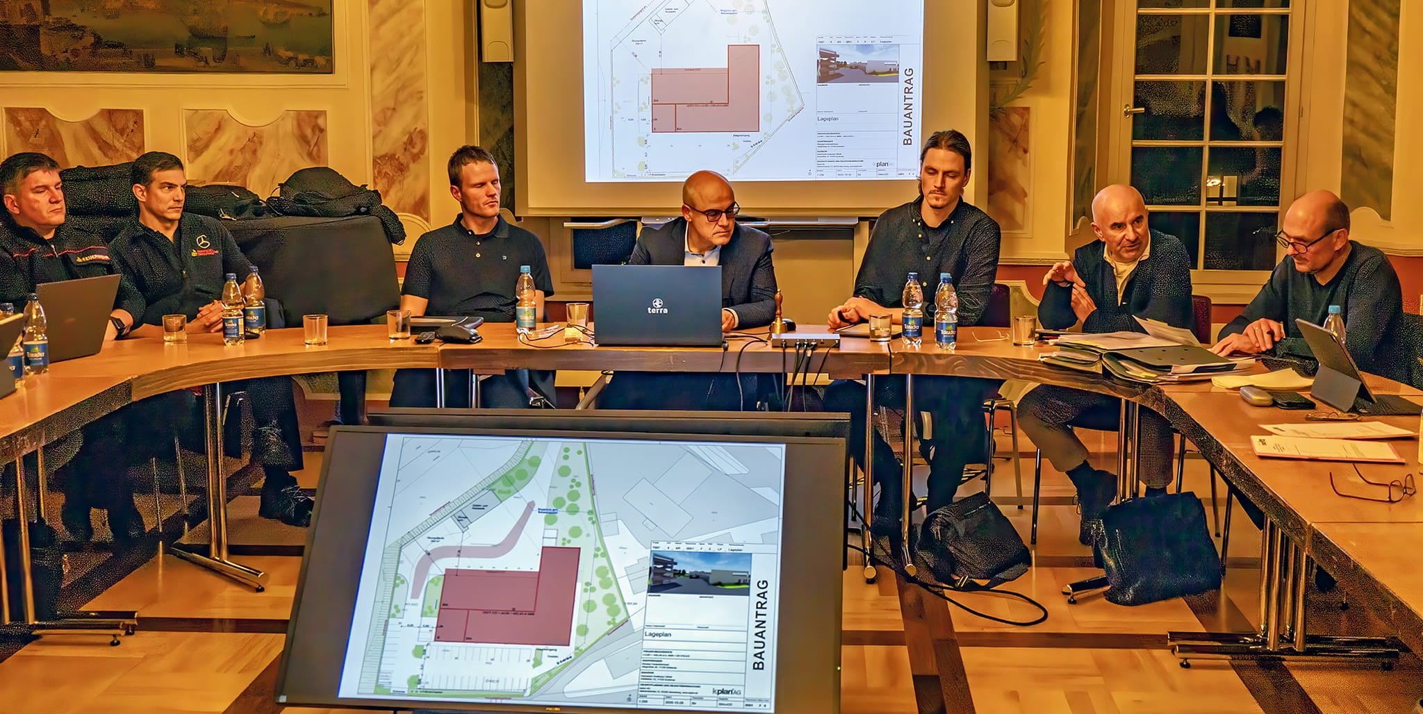 Die Planungen für das neue Feuerwehrhaus werden im Grafenauer Gemeinderat vorgetragen. Vorne in der Mitte am Sitzungstisch Bürgermeister Martin Thüringer.