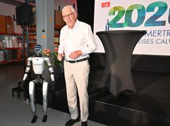 Landrat Helmut Riegger und der Roboter der Hochschule Pforzheim, der vom kommenden Oktober an Besucher durch das Calwer Landratsamt führen wird.